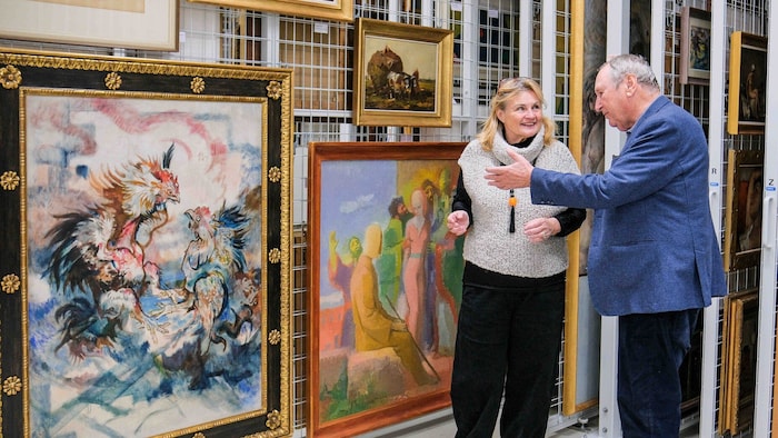 Im Depot: Kuratorin Elisabeth Nowak-Thaller und Erwin Hauser;