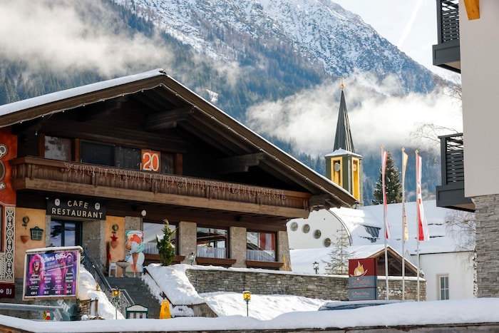 Das Cafe Olympia, einst von Skilegende Annemarie Moser-Pröll betrieben, steht mitten im Zentrum.