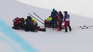 Liu Jiayu musste nach ihrem Sturz medizinisch versorgt werden.