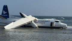 In Somalia ist ein Flugzeug von der Start- und Landebahn abgekommen und in Ufernähe des ...