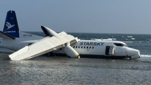 In Somalia ist ein Flugzeug von der Start- und Landebahn abgekommen und in Ufernähe des ...