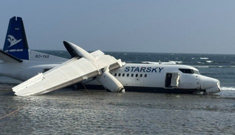 In Somalia ist ein Flugzeug von der Start- und Landebahn abgekommen und in Ufernähe des ...