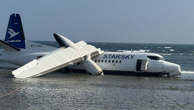 In Somalia ist ein Flugzeug von der Start- und Landebahn abgekommen und in Ufernähe des ...