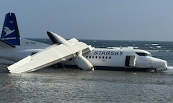 In Somalia ist ein Flugzeug von der Start- und Landebahn abgekommen und in Ufernähe des ...