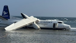 In Somalia ist ein Flugzeug von der Start- und Landebahn abgekommen und in Ufernähe des ...