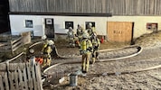 Mit schwerem Atemschutz drangen die Feuerwehrmänner in das Gebäude ein.