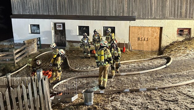 Mit schwerem Atemschutz drangen die Feuerwehrmänner in das Gebäude ein.
