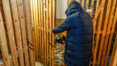 Offen zugänglich: In den Kellerabteilen liegen Müll und Drogenrückstände herum.