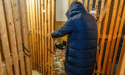 Offen zugänglich: In den Kellerabteilen liegen Müll und Drogenrückstände herum.