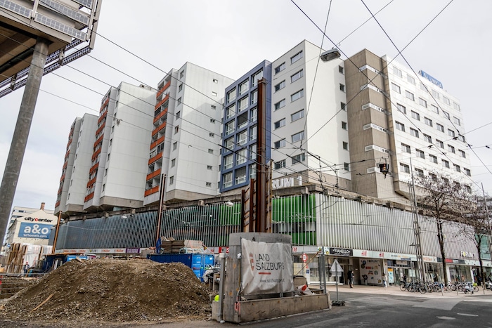 Mehr als 100 Wohnungen gibt es in dem Riesen-Wohnhaus.