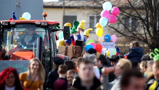 Kunstvolle Umzugswägen erfreuen im Fasching die Besucher.