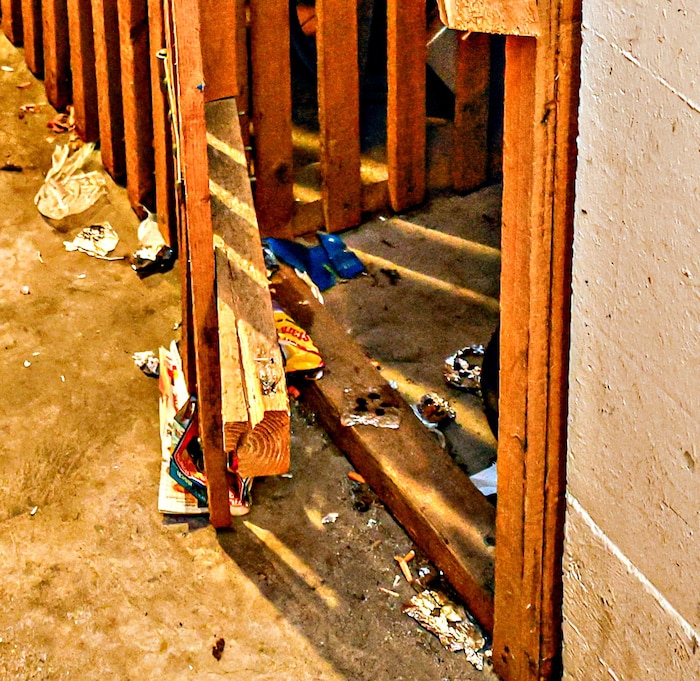 Folien mit Heroinrückständen im Keller, Zigarettenreste – eklig und unhygienisch.