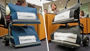 Die Fronten sind im U-Ausschuss durchaus verhärtet ... links der Aktenwagen der SPÖ, rechts ...