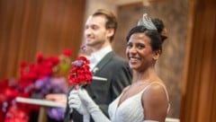 Eine Tiara mit über 350 Kristallen im Baguette-, Marquise- und Rundschliff schmückte die Köpfe ...