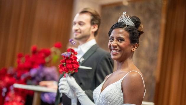 Eine Tiara mit über 350 Kristallen im Baguette-, Marquise- und Rundschliff schmückte die Köpfe ...