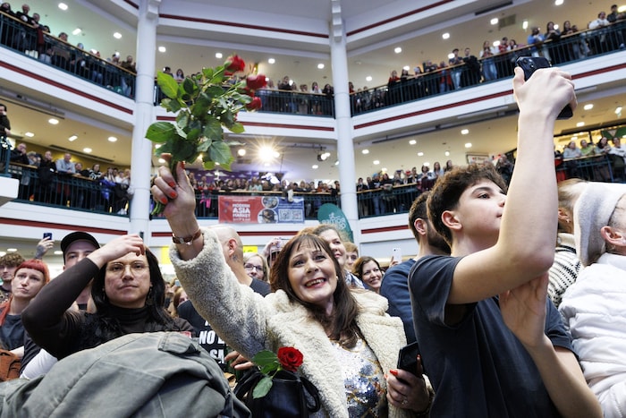Die Lugner City war am Mittwochnachmittag bis auf den letzten Platz gefüllt. Alle wollten Fran ...