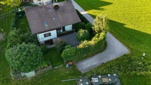 Es geht um diesen teilweise asphaltierten Weg, der zur Garage von Frau L. (60) führt.