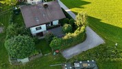 Es geht um diesen teilweise asphaltierten Weg, der zur Garage von Frau L. (60) führt.
