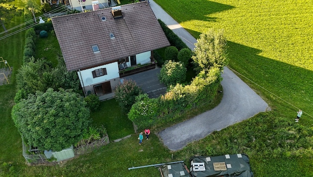 Es geht um diesen teilweise asphaltierten Weg, der zur Garage von Frau L. (60) führt.