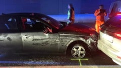 Der Audi blieb mit kaputten Reifen liegen, rechts vorne war er nur noch auf der Felge gerollt.