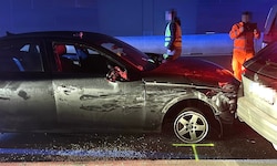 Der Audi blieb mit kaputten Reifen liegen, rechts vorne war er nur noch auf der Felge gerollt.