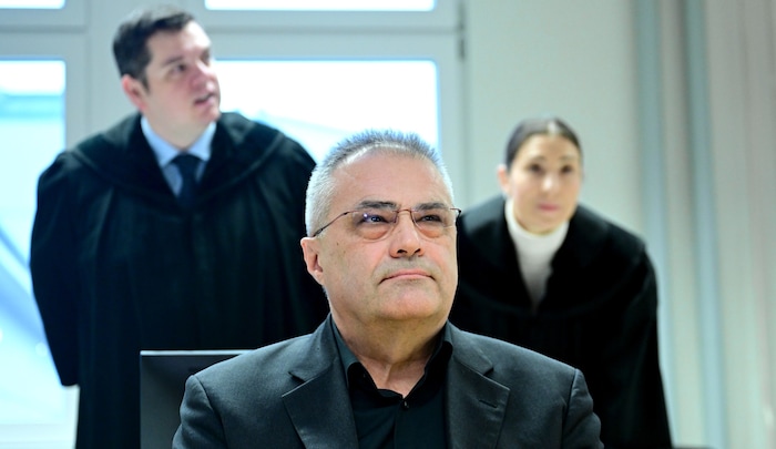 Der Hauptangeklagte Ott sowie seine Anwälte Anna Mair und Michael Ofner