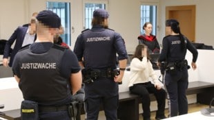 Im weißen Oberteil ist eines der verurteilten Mädchen zu sehen.