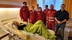 Strahlende Eltern und stolze Einsatzkräfte: Verena und Bernhard mit ihrem neugeborenen Sohn ...