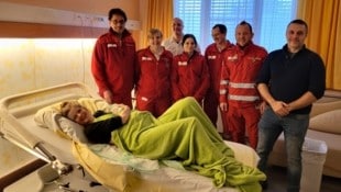 Strahlende Eltern und stolze Einsatzkräfte: Verena und Bernhard mit ihrem neugeborenen Sohn ...