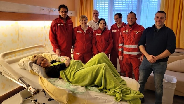 Strahlende Eltern und stolze Einsatzkräfte: Verena und Bernhard mit ihrem neugeborenen Sohn ...