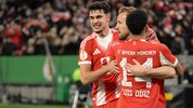 Luis Diaz und Harry Kane (links dahinter Aleksandar Pavlovic): Torschütze herzt Torschütze.