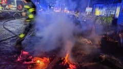 Feuerwehrleute löschten die ins Freie gebrachten brennenden Materialien.