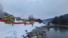 Mittwochnachmittag musste die Ölsperre aufgebaut werden.