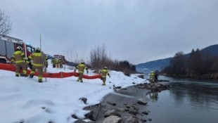 Mittwochnachmittag musste die Ölsperre aufgebaut werden.
