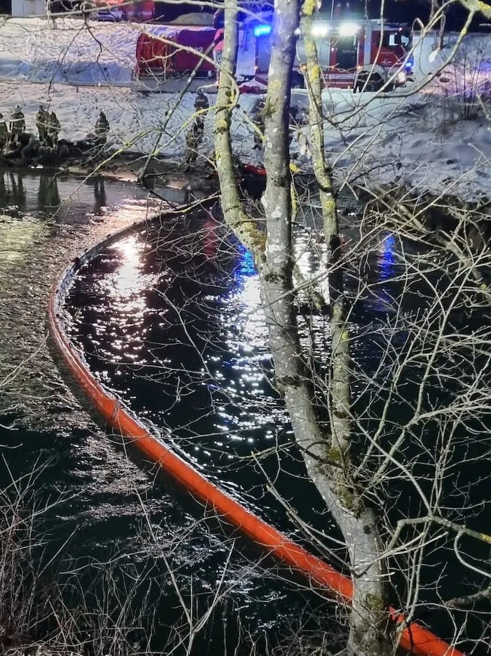 Die Ölsperre soll ein Abfließen des Öls auf der Salzach verhindern.