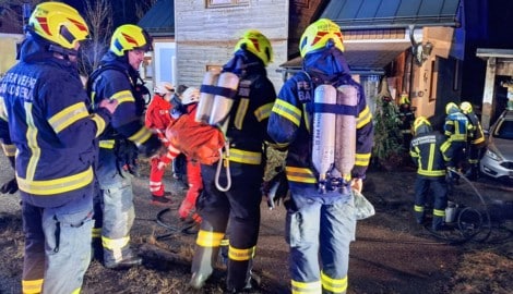 Feuerwehrleute erledigten die Nachlöscharbeiten.