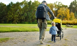 Für die Vater-Kind-Beziehung kann die Väterkarenz und die aufgeteilte Elternteilzeit besonders ...