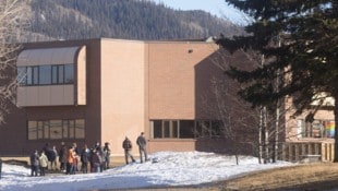 In Kanada hat eine 18-Jährige am Dienstag acht Menschen an einer Highschool erschossen.