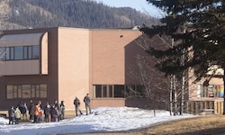 In Kanada hat eine 18-Jährige am Dienstag acht Menschen an einer Highschool erschossen.