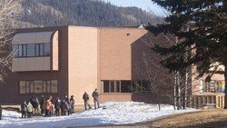 In Kanada hat eine 18-Jährige am Dienstag acht Menschen an einer Highschool erschossen.