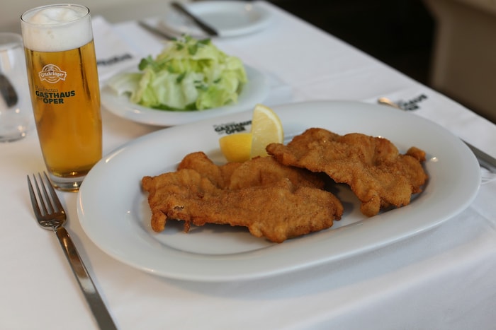 Schnitzel für Sharon Stone im Gasthaus zur Oper der Familie Plachutta.