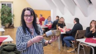 Helga Papst mit ihrem wichtigsten Instrument, dem Gong