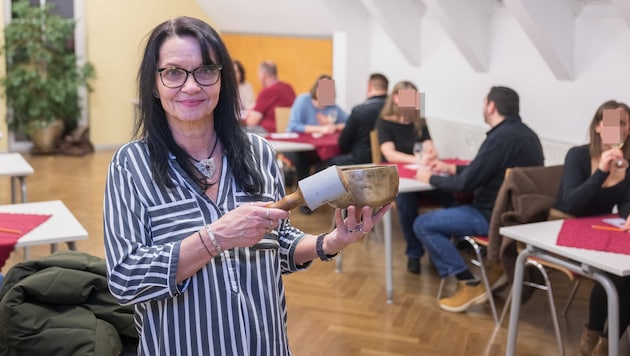 Helga Papst mit ihrem wichtigsten Instrument, dem Gong