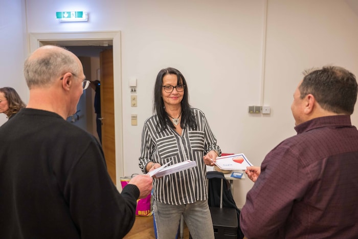 Die Initiatorin nimmt die Zettel ab und macht sich dann an die Auswertung