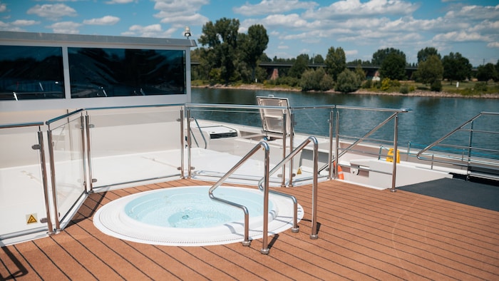 Komfortable Kabinen und Whirlpool an Deck lassen keine Wünsche offen.