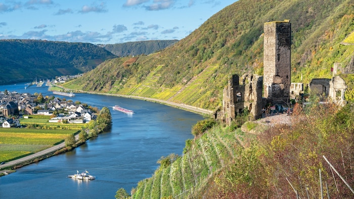 Über Beilstein erhebt sich die Burgruine Metternich.