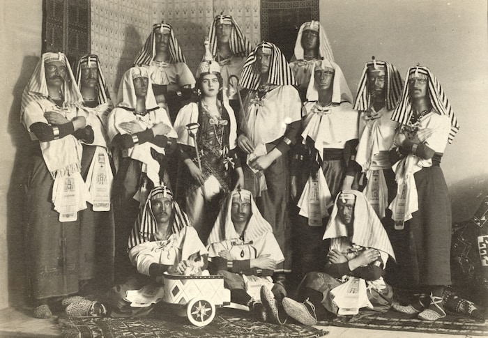 Kleopatra“ und eine Gruppe als Ägypter verkleidete Männer bei einem Faschingsfest in Klagenfurt ...