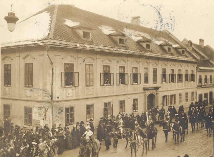 Ein Faschingszug durch die 10. Oktober-Straße in Klagenfurt 1904.