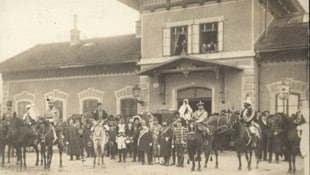 Eine Faschingsgruppe vor dem Ostbahnhof am Klagenfurter Rudolfsbahngürtel im Jahr 1904.