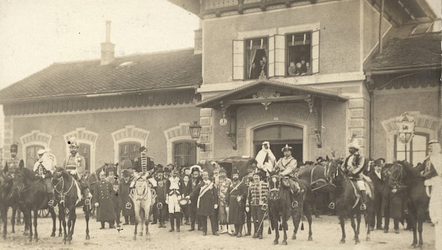 Eine Faschingsgruppe vor dem Ostbahnhof am Klagenfurter Rudolfsbahngürtel im Jahr 1904.